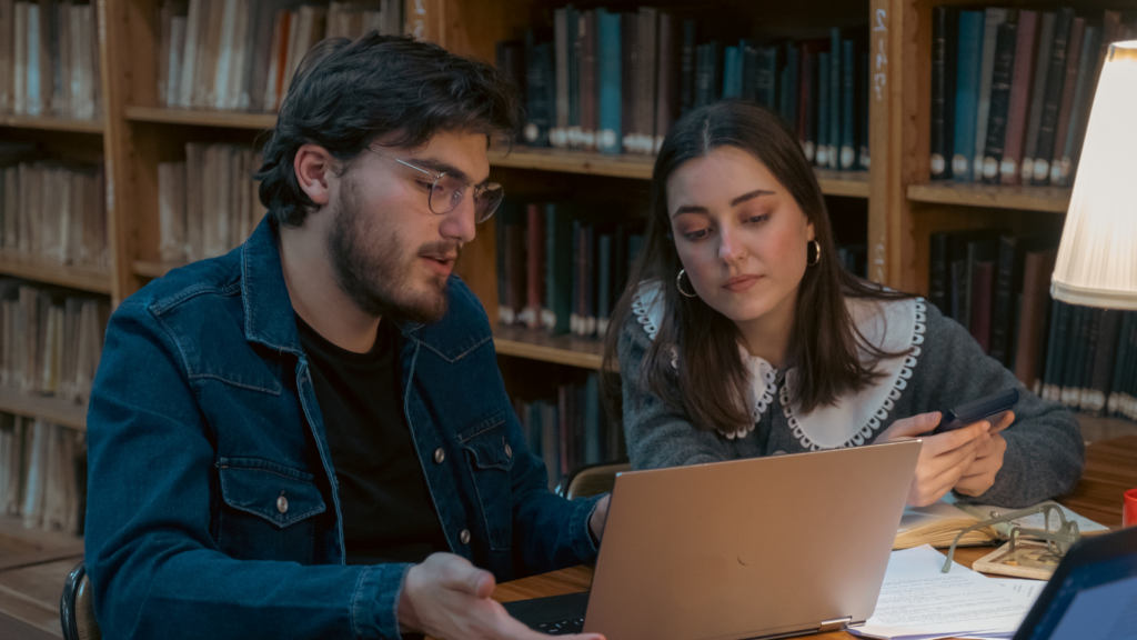 sitio web del evento del club moderno en rojo y blanco